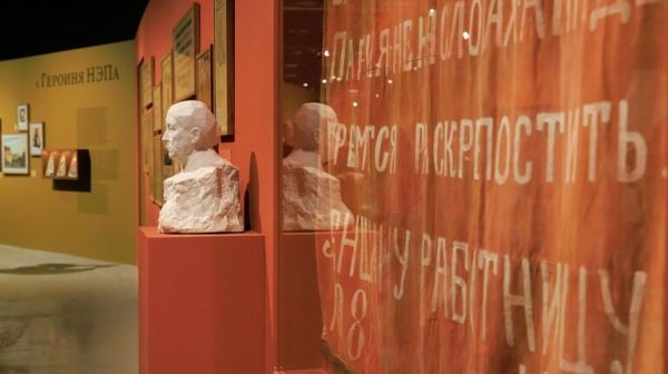 От красной косынки до модного подиума: как выглядели москвички разных лет12