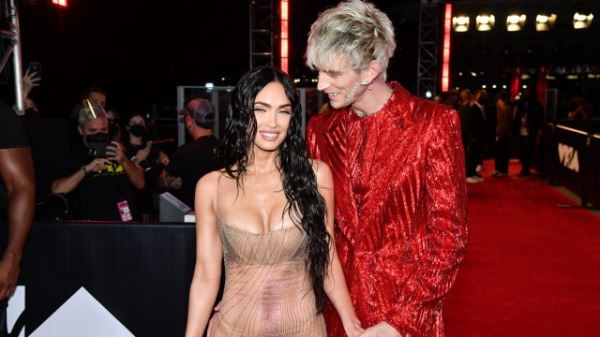 Меган Фокс подверглась критике из-за нового выхода с матерью Machine Gun Kelly