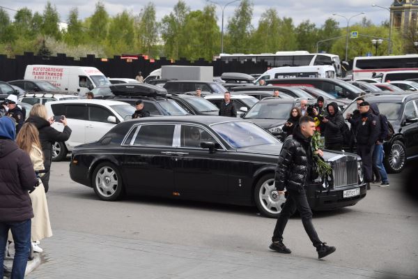 «Больше в страну не въедет»: почему Пугачёва больше не страхует свои элитные авто